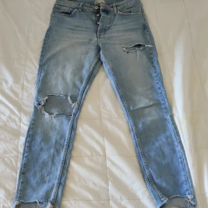 Jeans i stl.42 från Gina Tricot - Supersköna jeans i stl.42 från Gina Tricot. Använda i ca 6 månader. 
