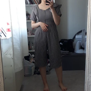 Jumpsuit - Har använt 2gång. Dragkedja är fram sida. Pris inkl frakt. Går bra att betala via Swish😊
