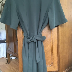 Fin mossgrön klänning från H&M - Passar både när du vill vara fin och till kontoret! Knälång. Knyt i midjan. Skööönt material 😍