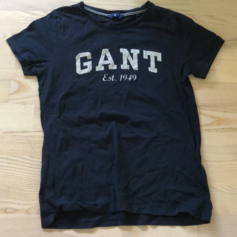 Super fin mörkblå t-shirt från Gant i storleken S❤️. T-shirts.