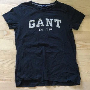 Mörkblå gant T-shirt - Super fin mörkblå t-shirt från Gant i storleken S❤️