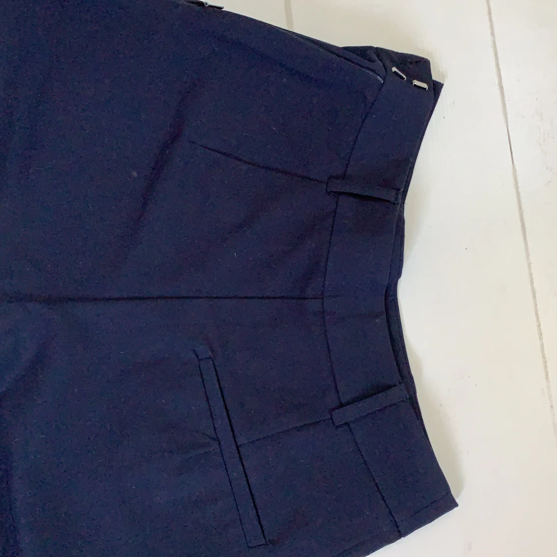 Mörkblå vida kostymbyxor  - 91