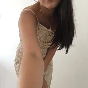 dennis maglic festklänning strl M - En jätte snygg festklänning eller för andra speciella tillfällen i storlek M kanske motsvarande 36. (Då jag på bilden är en 34. Klänningen är använd i några enstaka gånger! 😍