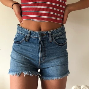 jeans shorts - jeansshorts med slitningar längs ner, köpta på second hand men är från h&m💖 oklar storlek men skulle säga 32-34, aldrig använda