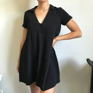 Svart klänning - Svart klänning med krage! Har aldrig använt den så den är i nyskick💘