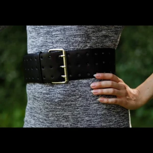 Svart bälte med 3 hål, silverspänne - Svart bälte (3 hål) med spegelblankt spänne. Bra skick (använt max 5 ggr). Finns för avhämtning i Malmö, alt kan skickas (mot att köparen betalar frakten). Betalning via swish.