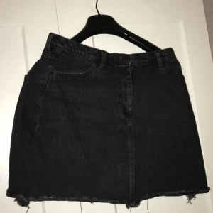 Mini jeanskjol - Kjol i A-passform. Gillar den men jag trivs inte i kjol... Går ner till första 1/3 av låret ca, på mig (165 lång). Bara använd knappt 5 gånger. Frakten delar vi på :)