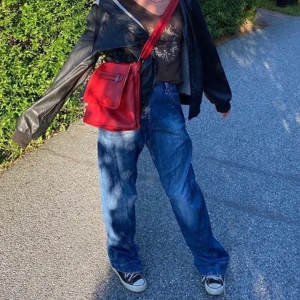 Baggy jeans  - Säljer dessa jeans, ser ej storlek men jag har M och de passar på mig, frakt: 88kr💖💖 har sytt in dem i midjan