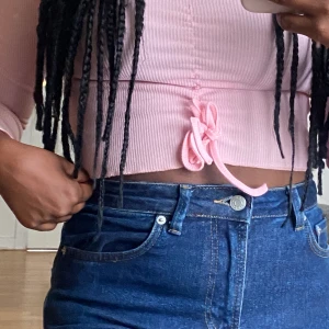 Rosa ”off the shoulder” tröja från ZAFUL - Väldigt fin tröja från Zaful i storlek M men passar även S!Använt fåtal gånger och säljer den på grund av oanvändning!! Köparen står för frakt♥️🌺 