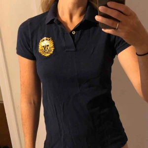  - Mörkblå piké från Ralph Lauren. 
