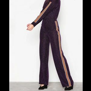 Glittrigt set Str. S - Toppen är oanvänd och byxorna använda 1 gång. Jättesnygga breda ben, riktiga partyplagg. (+60 kr i frakt)