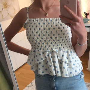 Prickig Topp från zara - Topp från zara som helt enkelt inte kommer till användning längre, du står för ev. frakt 💕