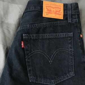 Levis shorts - Helt nya Levis 501 mörkblå shorts i storlek 25. Nypris 550 kr. Aldrig använda pga för små.