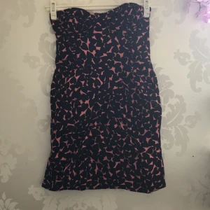 Klänning  - En jättecool klänning från H&M💖 rosa med svarta  hjärtan och dragkedja där bak💖 cool till en fest på sommaren💖