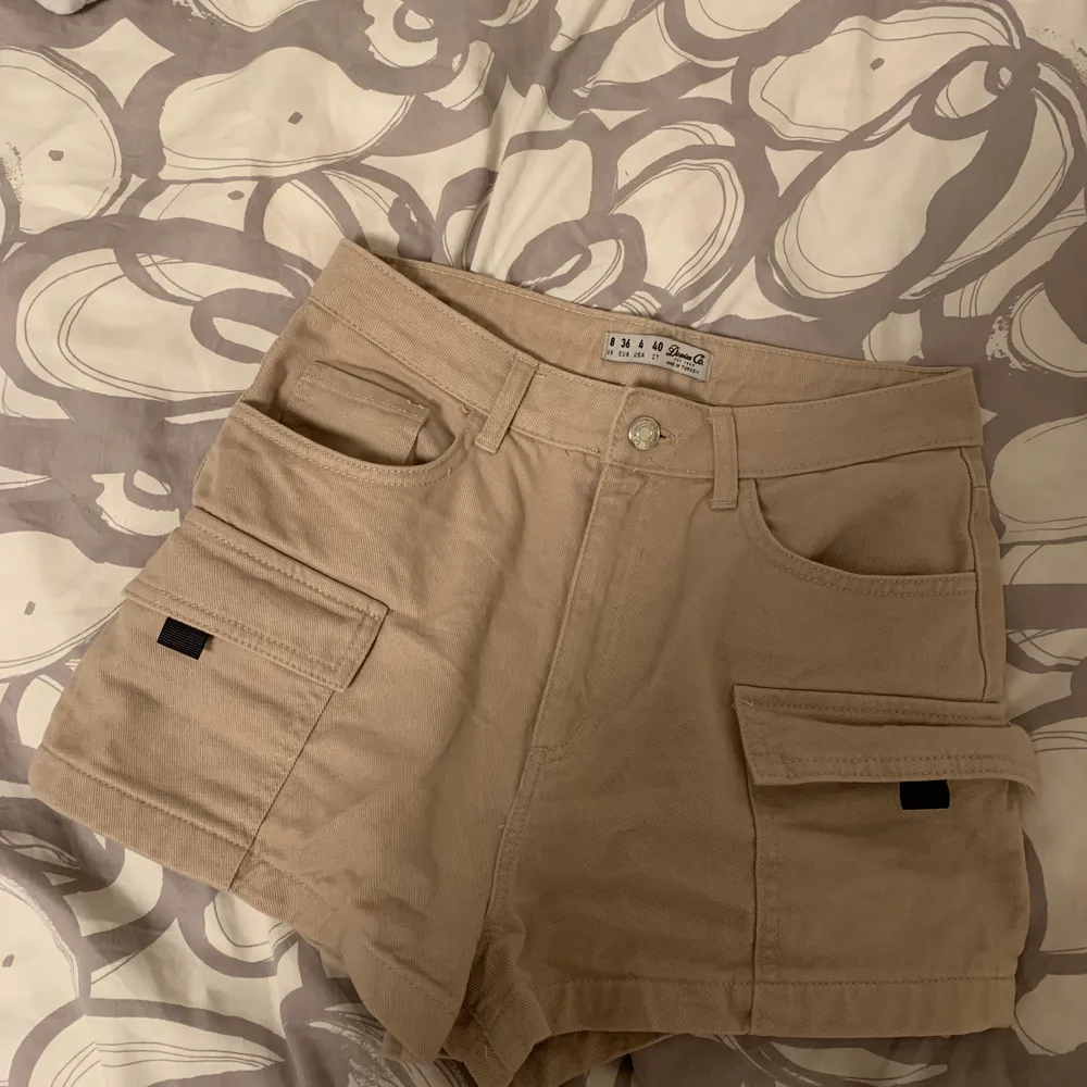 Skitcoola cargo shorts som inte kommer till användning. Nyskick! Köparen står för frakten🥰. Shorts.