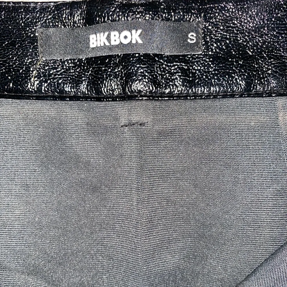 Kort leather kjol (inte riktig läder) med en vintage touch såklart 😆✨✨ från BikBok ✨. Kjolar.