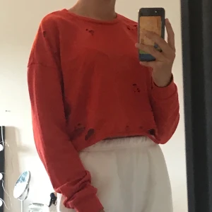 Röd tröja med små hål - Röd tröja med små hål i sig, sitter fint på 