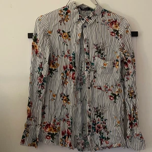 Blommig skjorta  - Superfin skjorta köpt på Bershka i London för ett par år sen. Måste tyvärr sälja då jag inte längre kan ha den. Endast använd ett par gånger så förutom att den är skrynklig efter att ha legat i garderoben så är den i bra skick!
