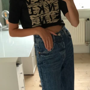 T-shirt från Calvin Klein  - Så fin tshirt från Calvin Klein! Jag personligen gillar att vika in den men det är en smak sak. Frakt tillkommer📦