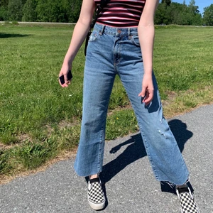 Straight Jeans blå Storlek 36 - Säljer mina snygga OANVÄNDA raka jeans i storlek 36!! De är jättefina och perfekt ankellängd på mig som är 168. Tyvärr är de lite tajta på mig som brukar bära 38/40 så jag säljer dem för 250 kr + frakt, om man inte kan mötas upp i Sthlm!🌈🦋🦋🤠