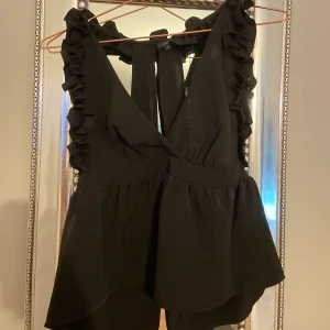 Linne med fina volang detaljer  - Ett jätte fint linne med fina detaljer så som en fin öppen rygg, volanger och urringning. Köpt på River Island. Storlek 36/ S. Mitt pris, 130kr +frakt. 