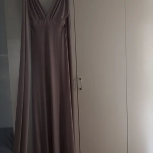 Oanvänd balklänning!!!!!!!  - Pågrund av covid19 har denna vecka klänning aldrig använts! En oerhört dyr men fin klänning med en soft lila färg. 