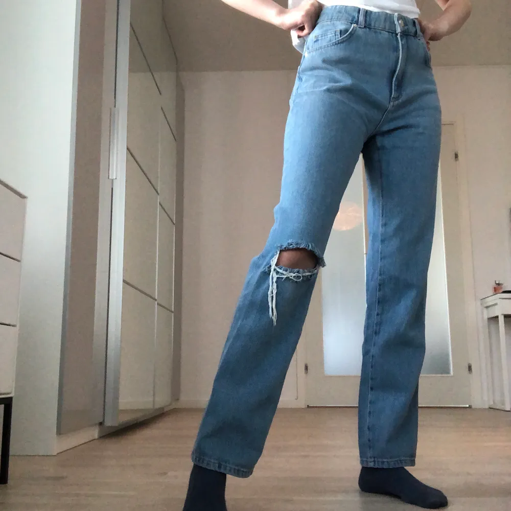 Säljer assnygga jeans som tyvärr är lite stora i midjan på mig. Tunnt och skönt material. Skulle säga att de passar en 28 i midjan. Jag är 173 cm. . Jeans & Byxor.