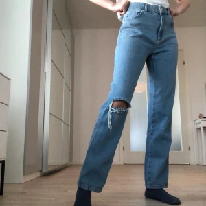 Jeans raka - Säljer assnygga jeans som tyvärr är lite stora i midjan på mig. Tunnt och skönt material. Skulle säga att de passar en 28 i midjan. Jag är 173 cm. 