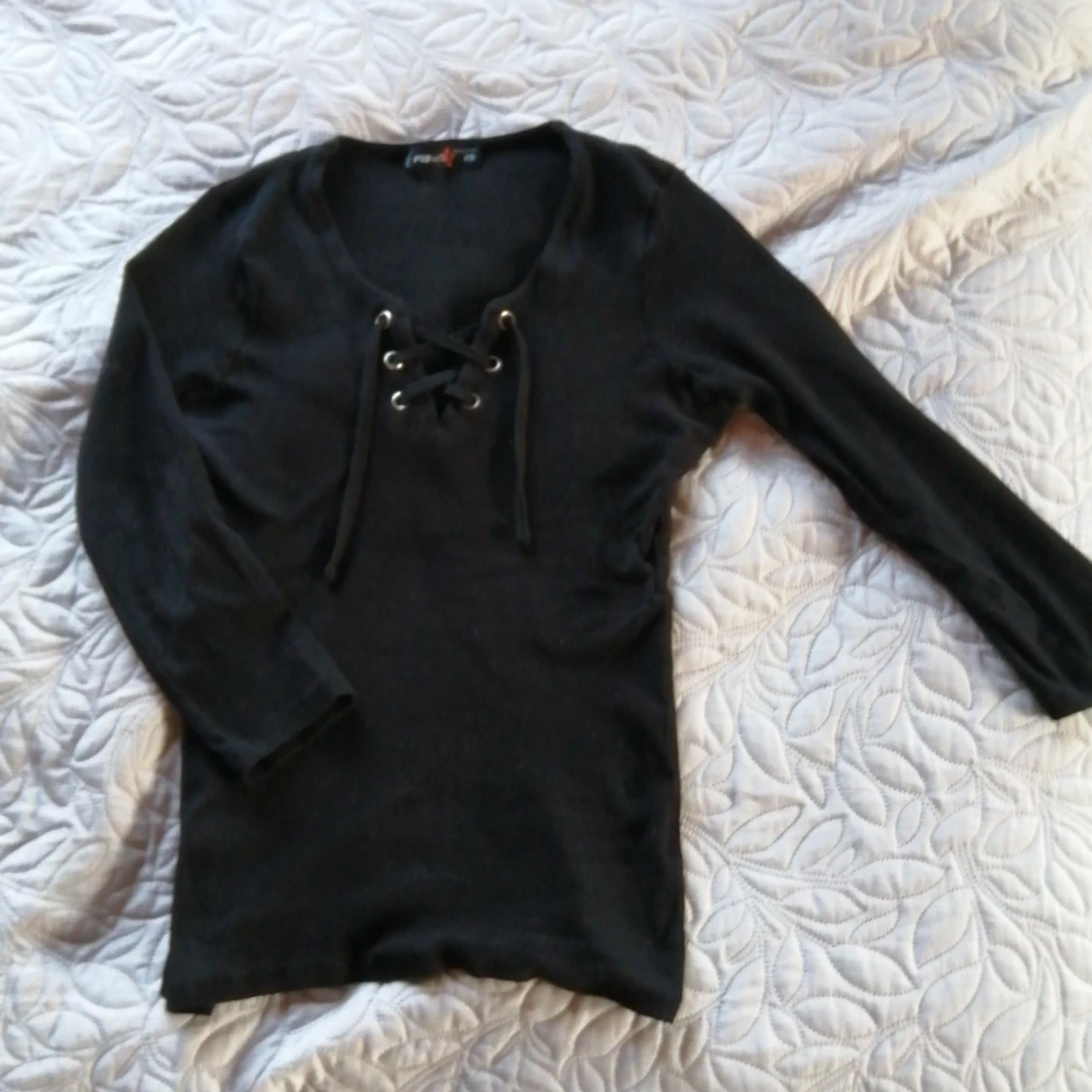 Svart ribbad tröja, knytning i halsen XS - 90