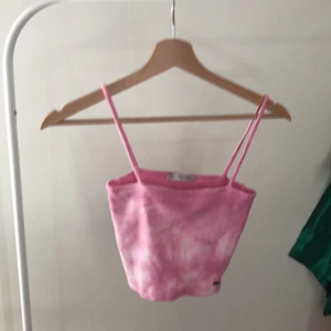 tie due crop top - Super rare och finns inte längre eftersom den var köpt förut! Sommarens trendigaste plagg och är sååå fint! Den passar XS och möjligen vissa i storlek S! BUDAA! Högsta bud just nu är 160kr🌸 frakten är 22kr🌸 