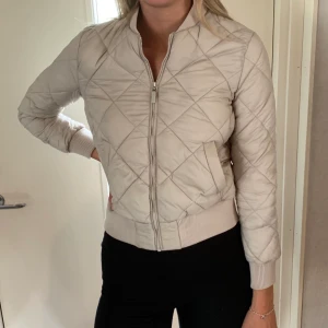 Beige jacka  - Beige jacka i nyskick då den knappt är använd. Frakt tillkommer
