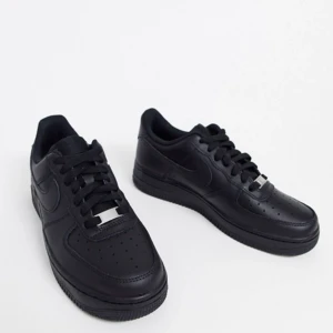 Nike air force 1 - Säljer mina svarta knappt använda nike air force 1 pga att jag ej ändväner dem så ofta längre tyvärr. Super fint skick. Original pris 1089kr. Frakten är ej inräknad men köparen står för frakt. Skriv privat för fler bilder