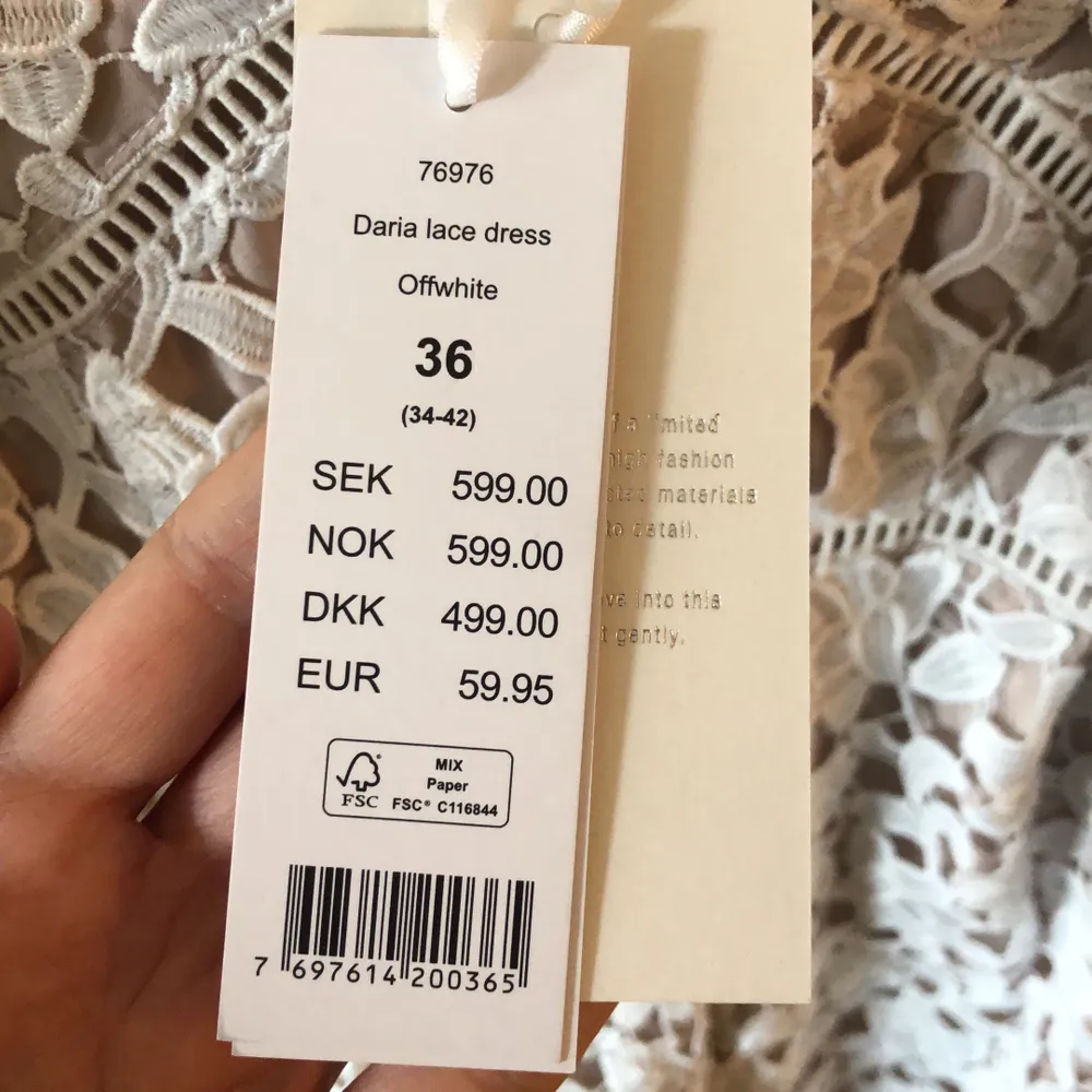 Helt oanvänd klänning från Ginas exclusive collection, prislappen är kvar! Nypris 599kr. Klänningar.