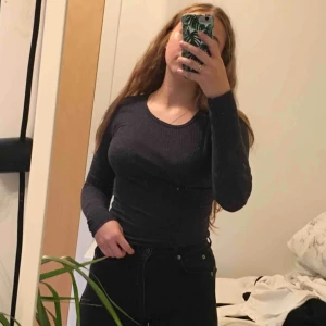  - Tajt mörkblå tun tröja. Perfekt att ha på sommaren eftersom den inte är så tjock. Är i mycket bra skick. 