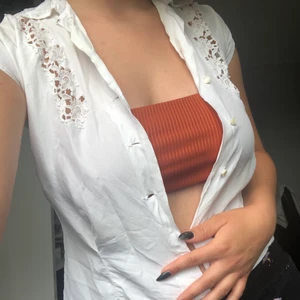 Tunn blus 🥰 - Jättegullig liten blus med knappar i fram. Väldigt tunt tyg som gör den sval och skön. Tyvärr är den alldeles för liten för mig. Någon men en mindre byst än jag skulle den nog passa. Jag är s/m och jag skulle säga att denna är xs/s. Frakt tillkommer💕