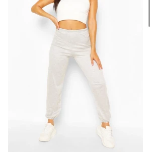 Skit snygga mjukis byxor - Grå mjukis som jag råka beställa. Super fina verkligen men inte det jag tänkte att jag hade köpt.Kläders plagen /plagget ligger i original förpackning då jag inte har öppnat det.Köparen står för frakten. Ansvarar inte för postens slarv.