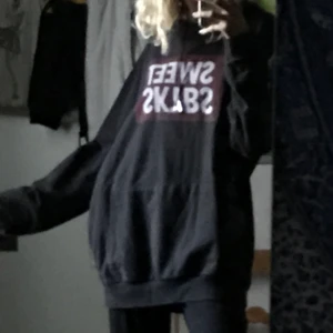 Sweet skateboard hoodie - Så skön svart oversized hoodie från sweet skateboards! Säljer då jag inte använder den så ofta 💓💓