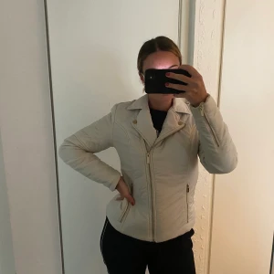 Nelly jacka storlek 36 - Använd 2 gånger, är i bra skick