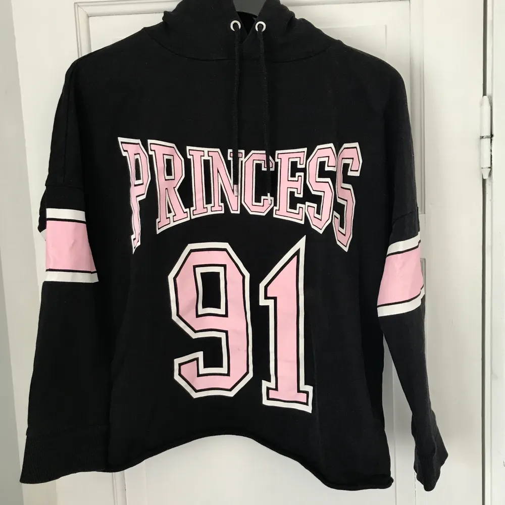 Svart hoodie med tryck ”princess 91”, storlek M. Från H&M. Priset är exklusive frakt, 63kr.. Hoodies.
