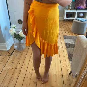 Fin somrig kjol från Na-kd 💞 Dragkedja i midjan och en superfin orange färg, säljer för att den är för liten! Använd några ggr då den är köpt förra sommaren men absolut inte sliten ☺️ frakt tillkommer 
