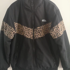 Jacka - Superfin vår/höstjacka med leopard detaljer. Knappt använd. Pris exklusive frakt. 