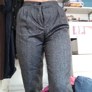 Grå kostymbyxor monki - Grå kostymbyxor, använda 2 gånger. Bra skick. Sista bilden är för att visa att de går precis nedanför anklarna (på mig, som är 168 cm). Frakt ingår