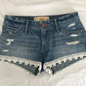 Hollister shorts - Säljer dessa hollister shorts i strl w24 💕 Helt oanvända, endast testade. Säljer då de var förstora när jag köpte dem, sedan har de aldrig kommit till användning :) Jag står för frakt!!!