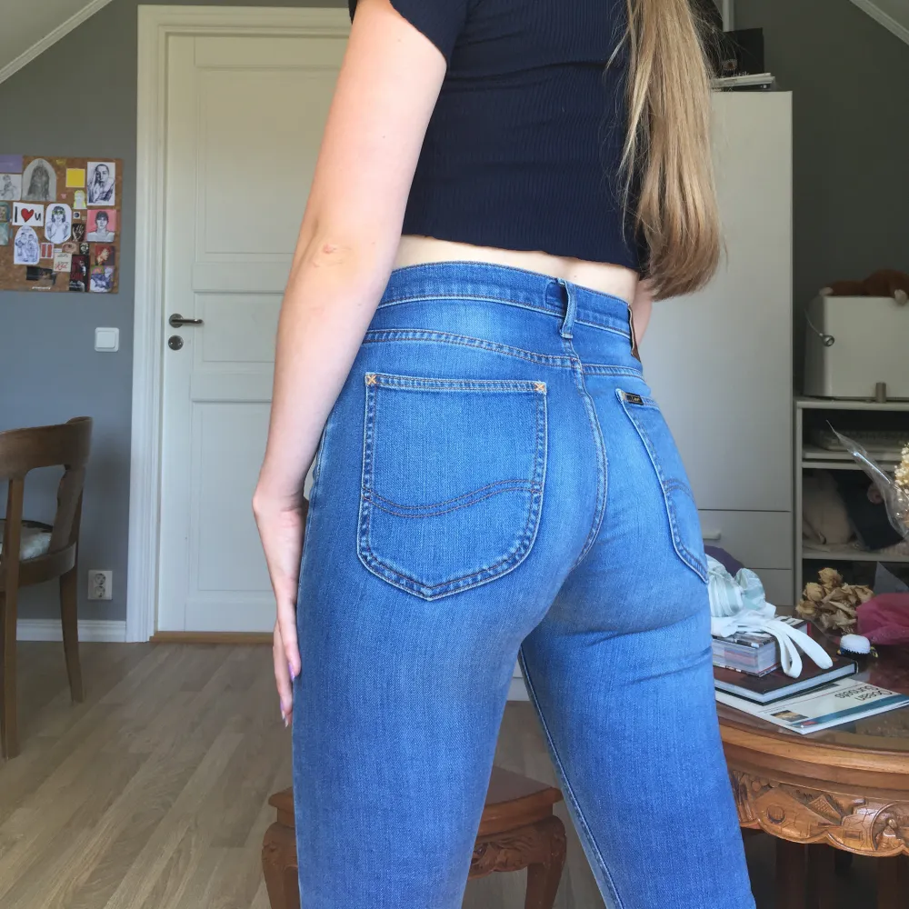 Ett par lee jeans köpta second hand. De är därför ganska använda, men de är fortfarande fina 😊. De är låga i midjan och ger 2000s vibes 💗 De är i modellen ”Luke” och är egentligen herrjeans, men de sitter fint på en tjej också 🥰. Jeans & Byxor.