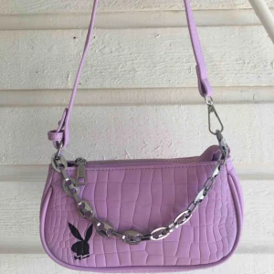  - Oanvände pastell lila playboy väska med krokodil mönstrat läder. Baguette bag som är väldigt rymlig för sin storlek med innerfack.  Säljer den eftersom jag har den i flera färger. Ledande bud: 250 kr