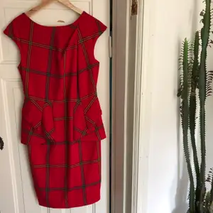 Röd klänning med rutigt mönster. Storlek 40, 100kr. 