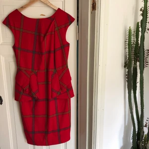 Rutig retro klänning - Röd klänning med rutigt mönster. Storlek 40, 100kr. 
