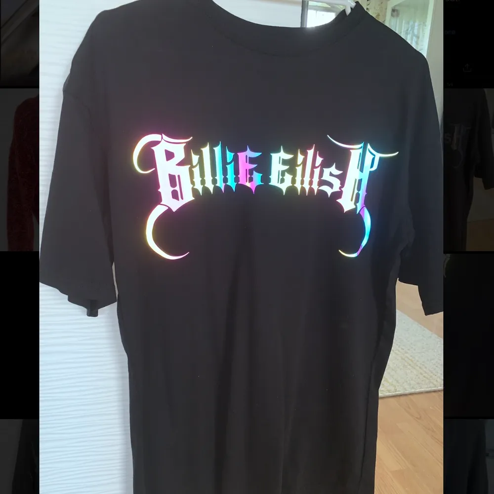 t-shirt från Bershka x Billie Eilish kollektionen. Väldigt bra skick, aldrig använd. ”Billie Eilish” skrivet i reflexmaterial på framsidan av t-shirten. Storlek XS dam, men kan passa upp till L eftersom den är ganska oversized. (frakt står för köparen . T-shirts.