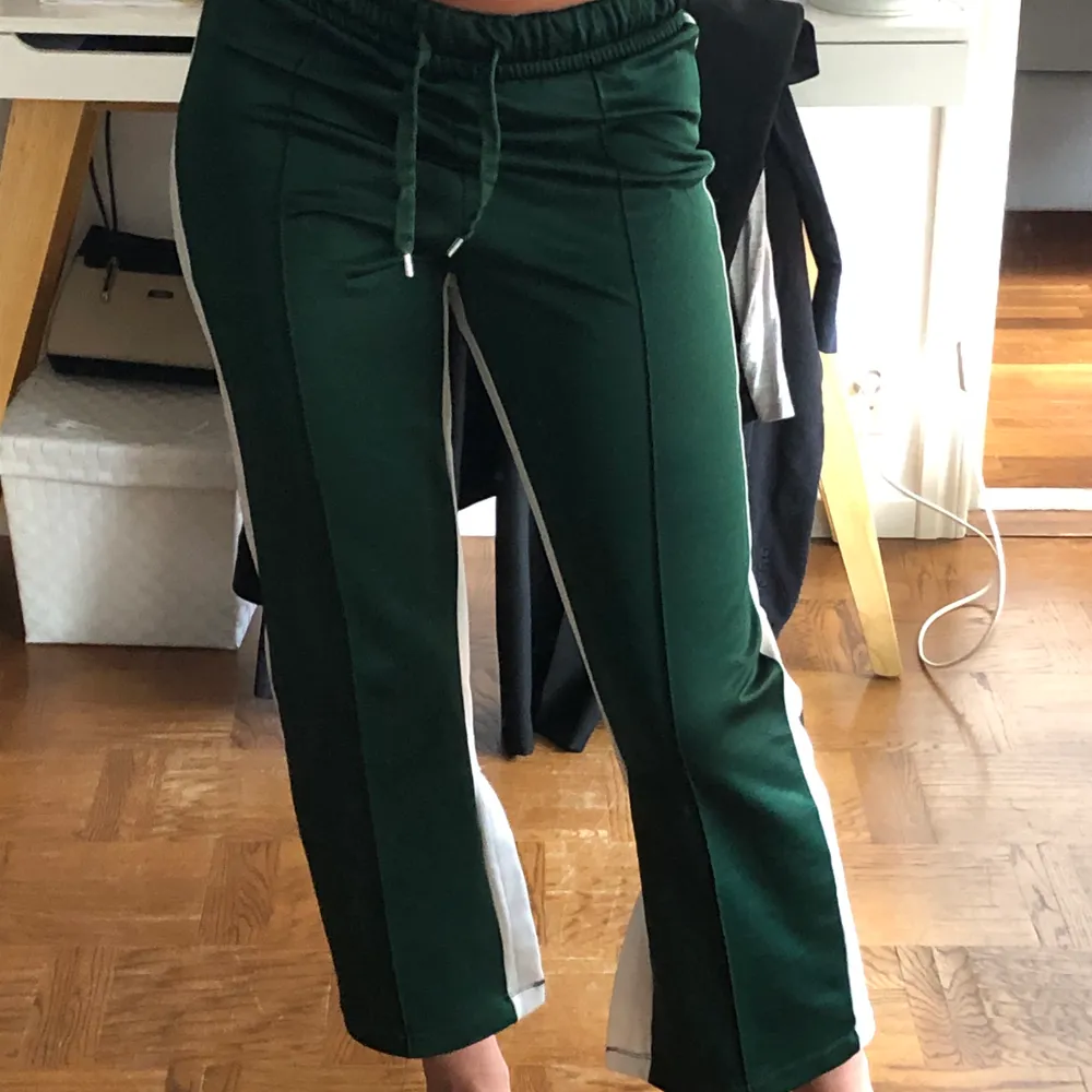 Gröna as coola byxor med utsvängda ben från Bershka. . Jeans & Byxor.