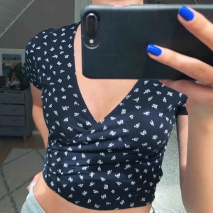  - Söt wrap-tröja från Brandy Melville. Knyts baktill, men går att styla på flera olika sätt! Köparen står för frakt💗